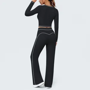 Rückseitenansicht Detail des schwarzen Langarm Yoga Sets mit feinen Kontrastnähten.