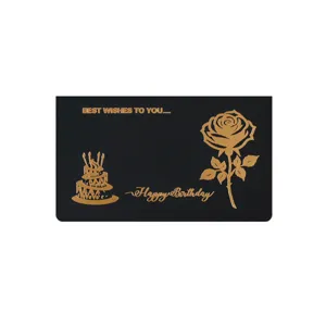 Carte de vœux noire haut de gamme avec dorure à chaud, gâteau d'anniversaire et rose