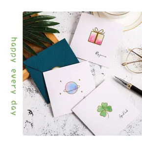 Detailaufnahme handgefertigter Grußkarten im Set mit wunderschönen Aquarellmotiven.