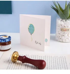 Handgefertigte Faltgrußkarte mit Aquarell-Ballon-Design für besondere Weihnachtsgeschenke.
