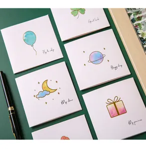 Detailansicht von Aquarell-Grußkarten mit niedlichen handgezeichneten Illustrationen und Text.