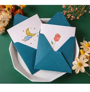 Handgefertigtes DIY Grußkarten-Set mit dunkelblauen Umschlägen und Mond-Illustration.