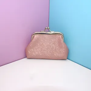 Vista detallada de mini monedero con cierre de boquilla, tela brillante rosa y.