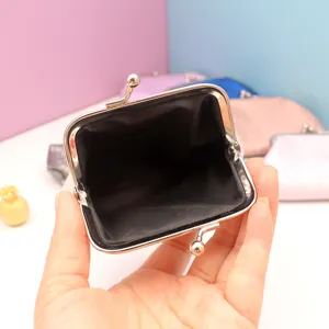 Mini monedero con cierre de boquilla detalle interior, bolsa de tela compacta marco metal.