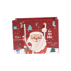 Joli sac cadeau de Noël en papier avec design de Père Noël, emballage festif chic.