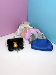 Mini monedero con cierre de beso para mujer, bolsa de tela brillante, estuche portátil.