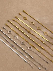 Vue détaillée de divers bracelets en acier au titane trèfle et chaîne serpent dorés.