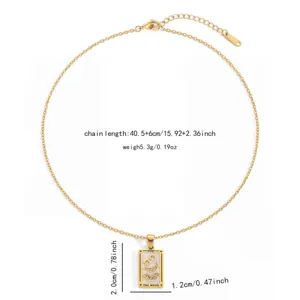 Vista detallada del collar con colgante de tarot dorado que muestra dimensiones y peso.