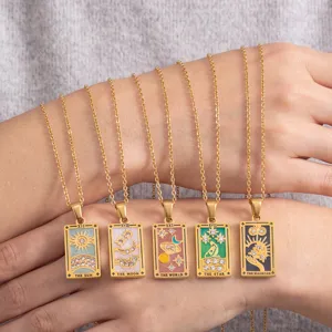 Vista detallada de collar de tarot dorados con diseño de colgante único y elegante.