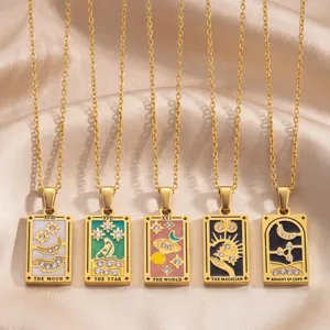 Set de collares con colgantes de cartas del tarot dorados y detalles de esmalte de colores.