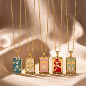 Vista detallada de collares con dije de cartas del tarot de moda con exclusivos diseños de oro.