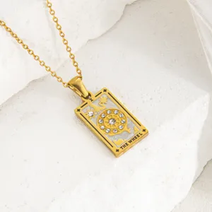 Hermoso collar con colgante de carta de tarot dorada con diseño de rueda y estrases.