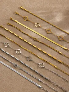 Vue détaillée de l'ensemble de bracelets trèfle et serpent en acier inoxydable élégants.