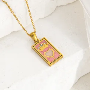 Collar con colgante de carta de tarot dorada y detalles de cristal brillante, elegante.