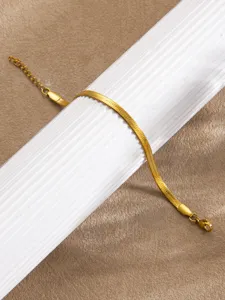 Détail de bracelet en chaîne serpent dorée, design élégant en os de serpent avec chaîne.