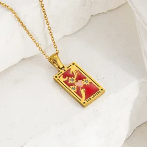 Collar con colgante de carta de tarot dorada con esmalte rojo, elegante joyería de moda.