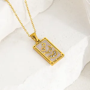 Hermoso collar con colgante de tarot dorado y circonitas brillantes, detalle de luna.