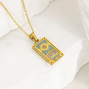 Primer plano detallado del collar con colgante de sol del tarot bañado en oro con pedrería.