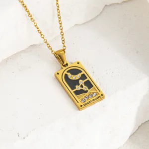 Vista detallada del collar con colgante de carta de tarot dorada y cadena fina.