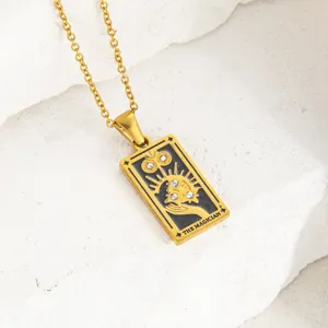 Vista detallada del collar con colgante de carta de tarot dorada con cristales y diseño chic.