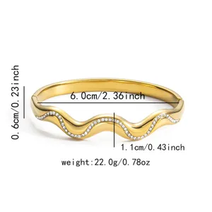 Goldfarbenes Edelstahl wellenfoermiges Kristall Armband mit Massangaben. Modischer Schmuck.