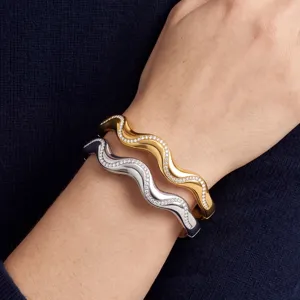 Elegante unregelmäßige Wellen Pave Kristall Armreifen in Gold und Silber, Edelstahl Schmuck.