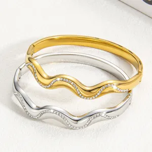 Nahaufnahme von unregelmäßigen, gewellten Armbändern aus Titanstahl mit Zirkonbesatz.