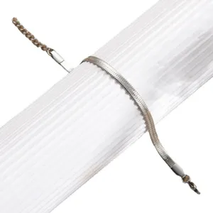 Bracelet argenté chaîne serpent herringbone plat mode minimaliste élégant pour femme.