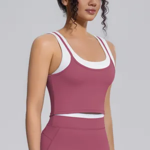 Gros plan détaillé du soutien-gorge de sport côtelé bicolore pour le fitness et yoga.