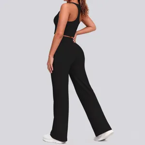 Schwarzes Yoga-Zweiteiler-Set, Racerback-Crop-Top und Schlaghosen, Seitenansicht.