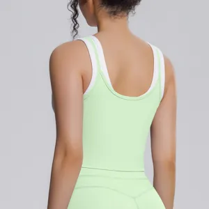 Gros plan sur le design dos du soutien-gorge de sport yoga double couche côtelé respirant.