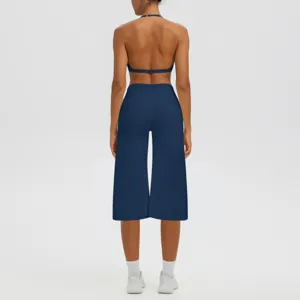 Vue arrière détaillée du soutien-gorge de yoga bleu et du pantalon court taille haute.