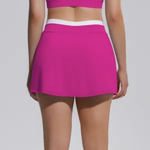 Vue arrière détaillée de la jupe de tennis sportive taille haute aux couleurs contrastées.
