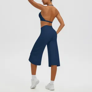 Vue arrière détaillée d'un ensemble de yoga bleu foncé avec soutien-gorge dos nu et corsaire.