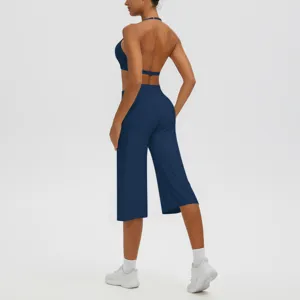 Vue arrière détaillée de l'ensemble de sport bleu avec brassière de yoga et corsaire.