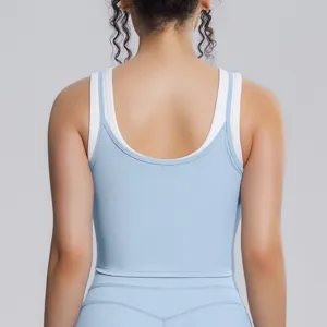 Détail du dos de la brassière de sport double couche, haut de yoga bleu clair et blanc.