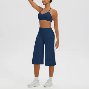 Ensemble de sport fitness femme crop top yoga halter bleu et pantalon capri taille haute.