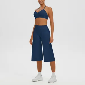 Détails de l'ensemble de yoga bleu foncé, soutien-gorge dos nu et pantalon taille haute.