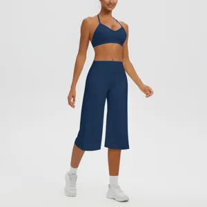 Ensemble de yoga halter bleu avec soutien-gorge de sport et pantalon capri taille haute.