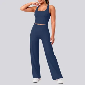 Einfarbiges Nylon Yoga Set mit Racerback Crop Top und hochtaillierten Sporthosen.