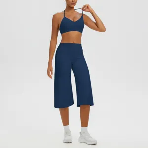 Ensemble de sport pour femme en bleu foncé, avec soutiens-gorge et pantalon court large.