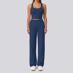 Einfarbiges dunkelblaues Yoga-Set im Detail mit kurzem Top und weiten Yogahosen.