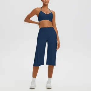Ensemble de soutien-gorge de yoga halter bleu et pantalon capri taille haute pour le fitness.