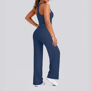 Blaues Yoga Set Detailansicht mit Racerback Top und Hose, bequeme Sportbekleidung.