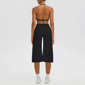 Vue arrière détaillée de l'ensemble soutien-gorge de yoga noir et pantalon capri sport.