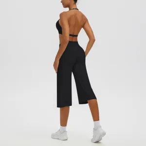Ensemble soutien-gorge de yoga dos nu noir et pantacourt taille haute, vue détail sport.