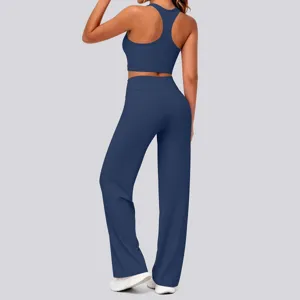 Rückansicht Detail des dunkelblauen Nylon Racerback Sport-BHs und der High-Waist Yoga-Hose.