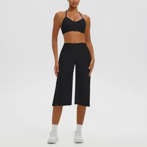 Détails de l'ensemble soutien-gorge de yoga halter noir et pantalon court taille haute.
