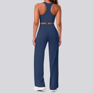 Einfarbiger blauer Yoga-Zweiteiler mit Racerback-Sport-BH und taillierter Hose für Fitness.