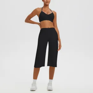 Ensemble soutiens-gorge de sport et pantalon de yoga capri noir, idéal pour le fitness et le sport.